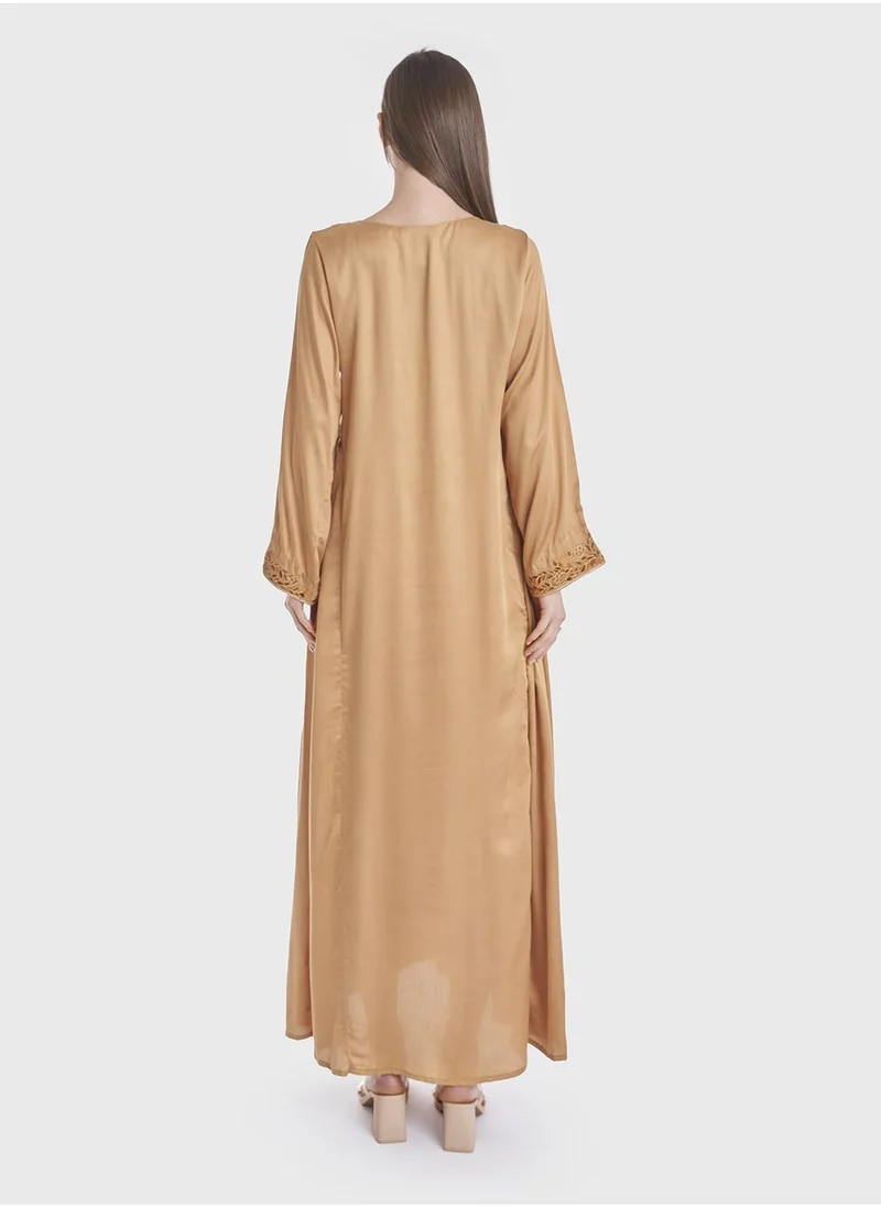 كشخة جلابية مطرزة بالكمبيوتر سادة مودال