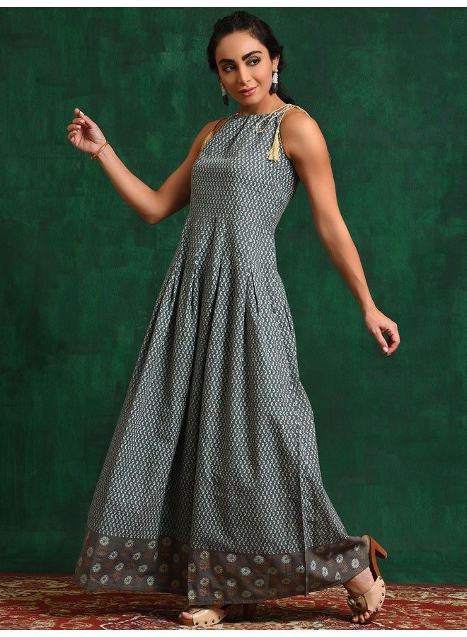 أيه كيه إس فستان ماكسي بطبعة فضية رمادية - Image 1