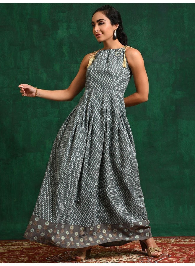 أيه كيه إس فستان ماكسي بطبعة فضية رمادية - Image 3