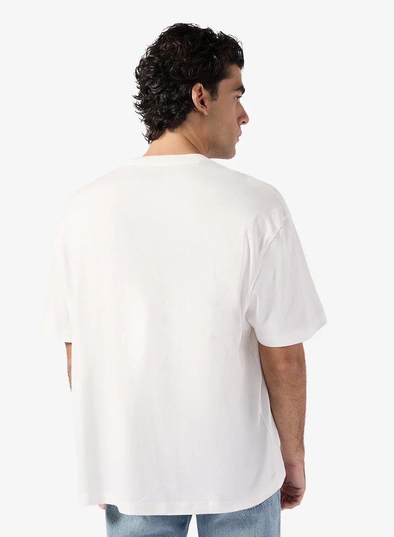 جس تيشيرت قصير الأكمام بشعار بيكر