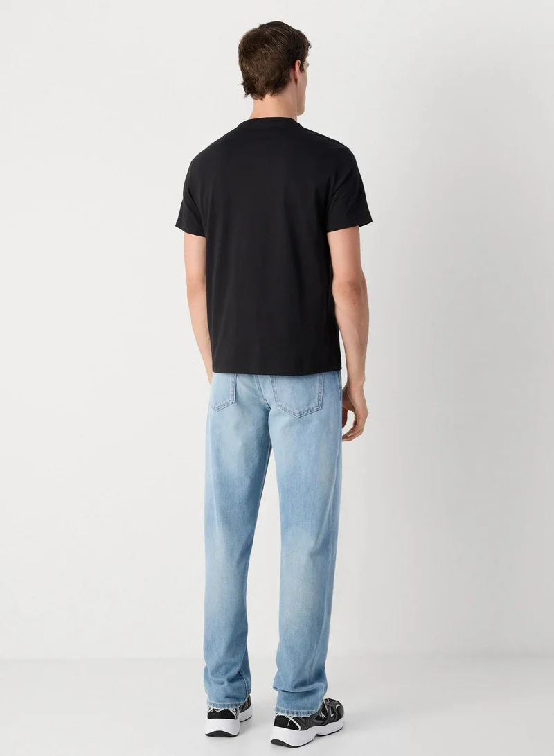 كالفن كلاين جينز تيشيرت قطن برسومات بياقة دائرية