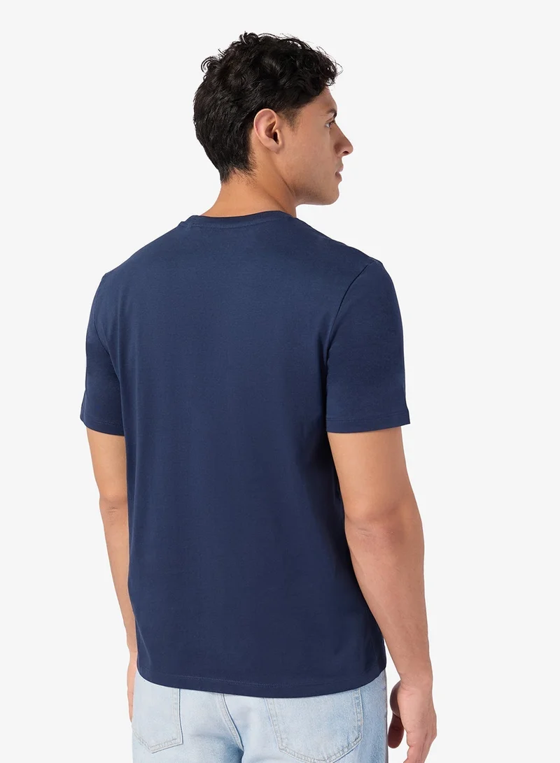 جس تيشيرت لورو برقبة دائرية وأكمام قصيرة