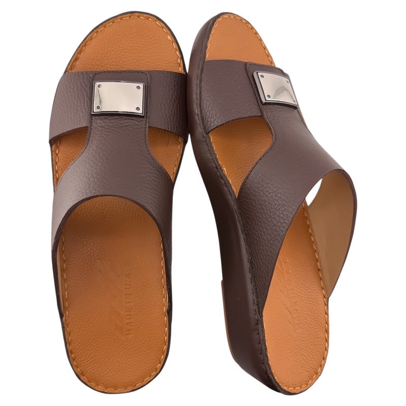 إيت صندل عربي يدوي الصنع للرجال من AET | شبشب رجالي خارجي | شبشب مفتوح من الأمام للاستخدام اليومي | جلد مطحون عربي أصلي مع ابزيم| تصميم عربي جديد | نعل داخلي بني| مريح وخفيف الوزن - Image 2