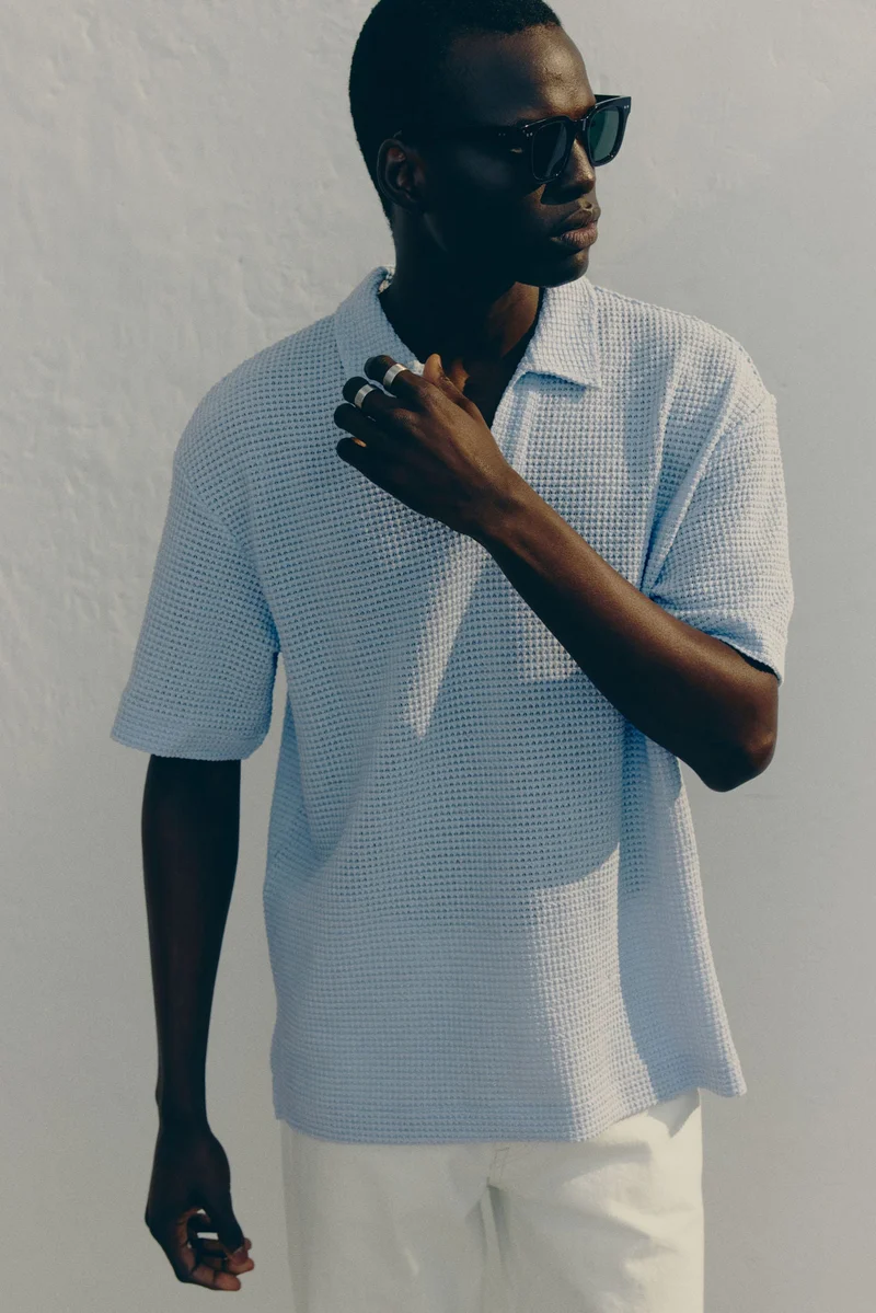 اتش اند ام تي-شيرت بولو بنمط وافل وقصّة فضفاضة