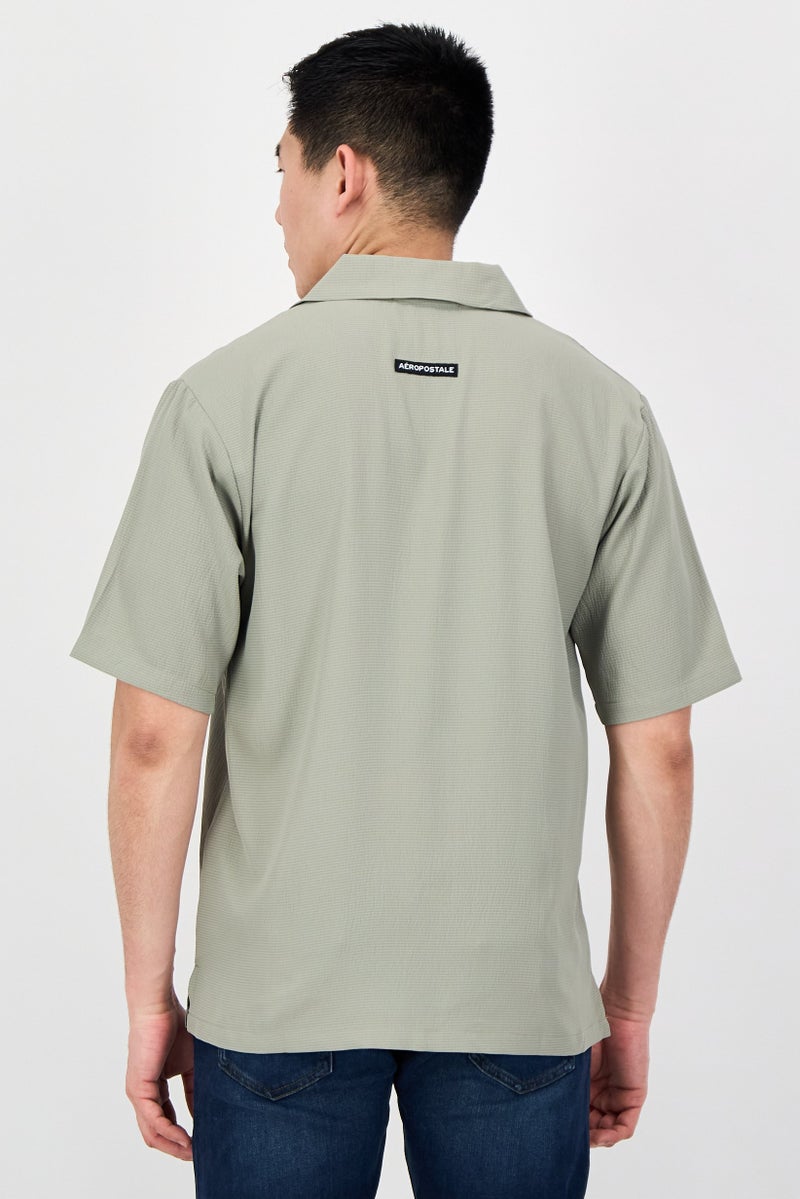 Aeropostale قميص رجالي بقصة عادية بأكمام قصيرة منسوج، أخضر مريمي - Image 3