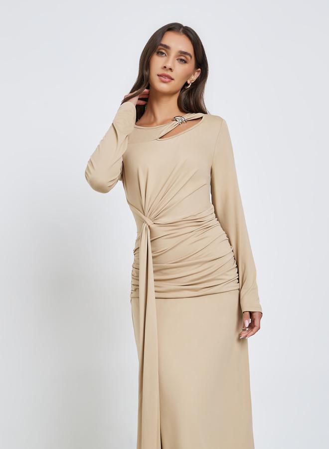 ستايلي فستان طويل بتفاصيل مقصوصة - Image 3