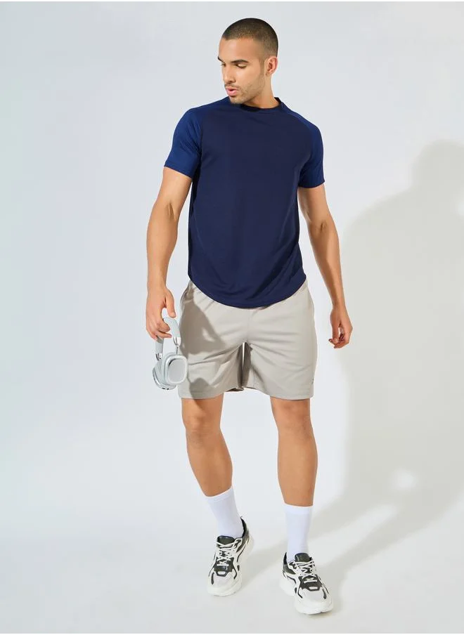 Styli Solid Raglan Sleeve Training Mesh T-Shirt with U Hem