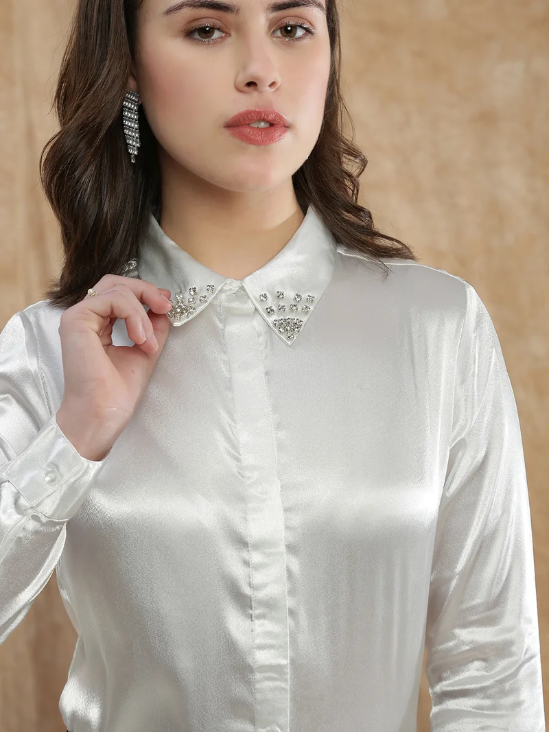 جلو باص قميص نسائي أبيض مزين بياقة واسعة وأكمام بأساور من الساتان للحفلات