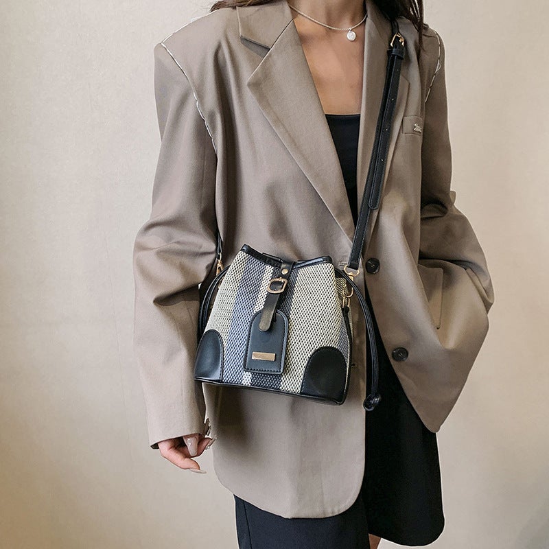 Niche Design Portable Bucket Bag For Women 2023 New Canvas Contrast Color Striped Shoulder Crossbody Bag With Contrasting Color Design - Image 3