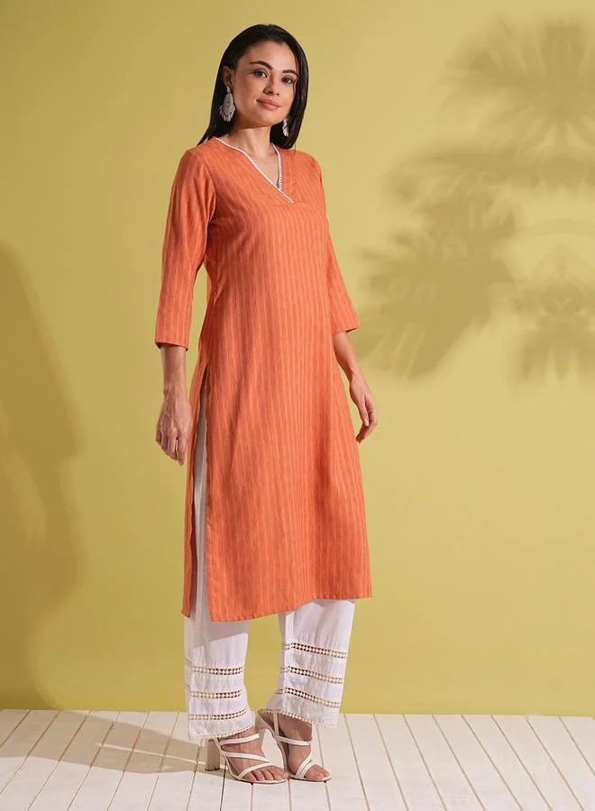 جلو باص كورتا مستقيمة للعمل مزينة بدانتيل ونقشة مخططة