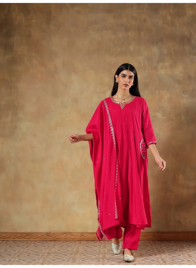باناش برييا طقم أناركالي مطرز من حرير فاخر بلون الروبي يضم كورتي وبنطال ودوباتا للنساء، مزين بتطريز بالترتر والخيوط، زي هندي تقليدي للمناسبات