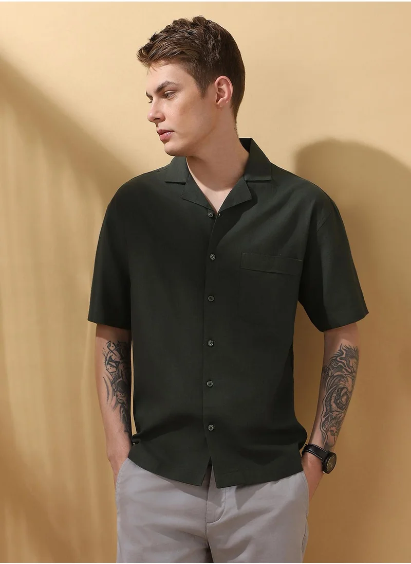 دينيس لينغو Upgrade your wardrobe with this premium Dark olive Relaxed fit Shirts Textured design crafted from Cotton Slub featuring Half Sleeve with Button closure.