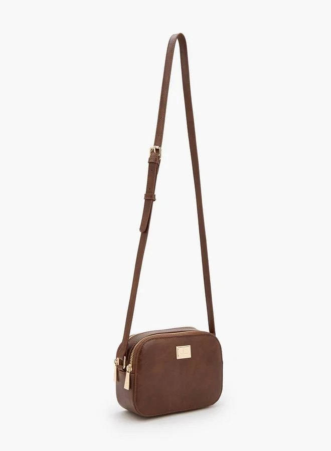 فلورا بيلا من شو إكسبرس حقيبة كروس بودي بشعار مميز وحزام كتف قابل للتعديل