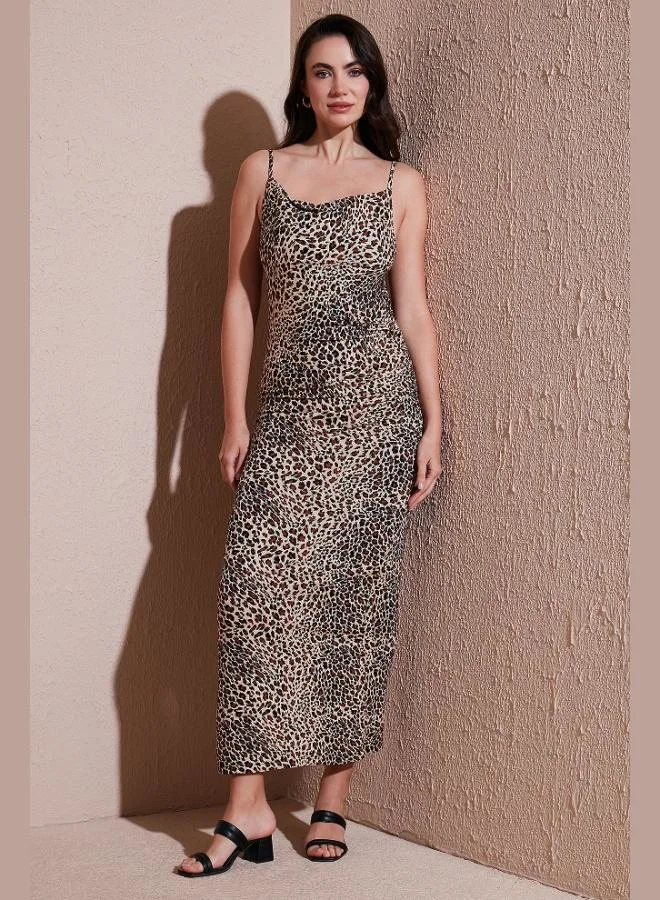 ليلا فستان نسائي طويل غير متماثل بياقة ضيقة وتفاصيل مجمعة