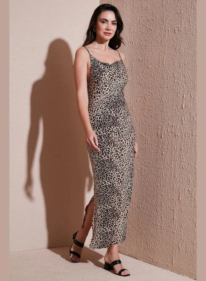 ليلا فستان نسائي طويل غير متماثل بياقة ضيقة وتفاصيل مجمعة