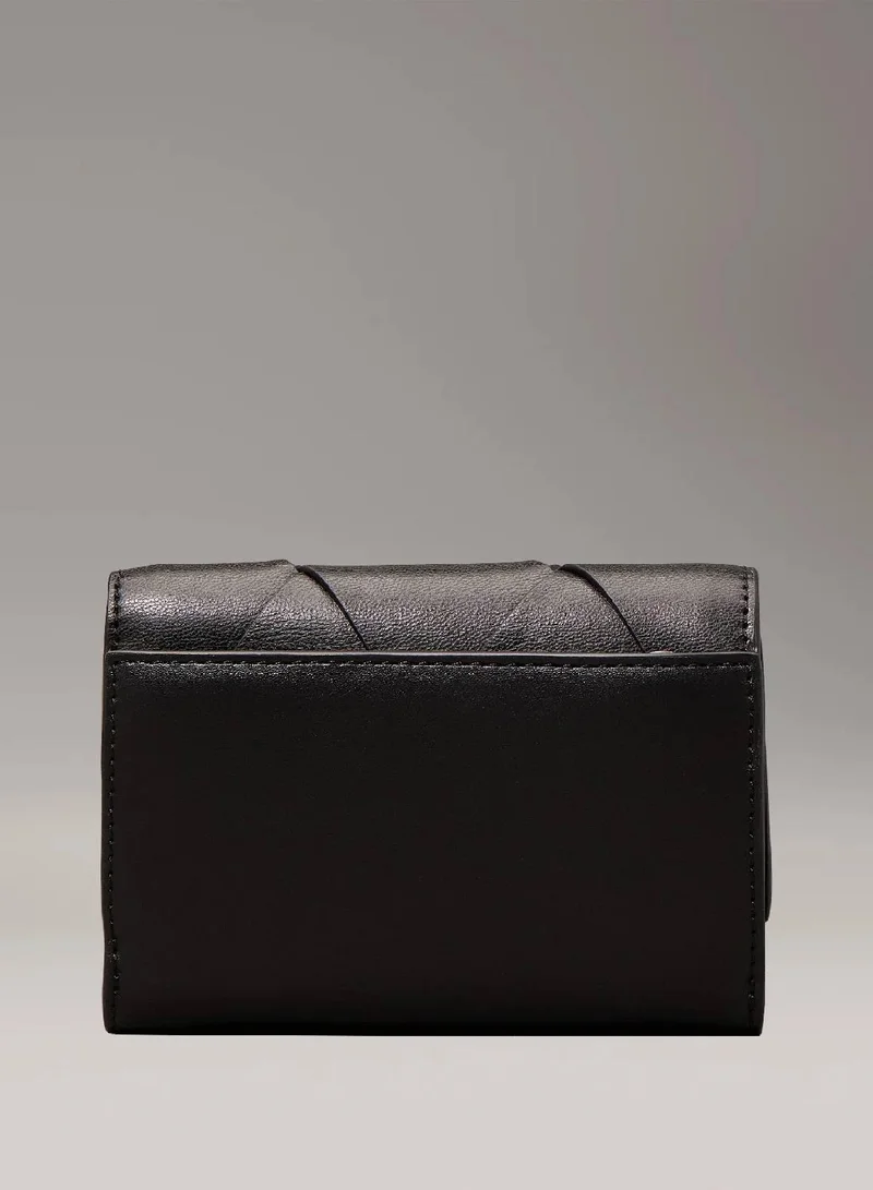 كالفن كلاين محفظة ثلاثية الطي من الجلد بتصميم منسوج وبتقنية RFID