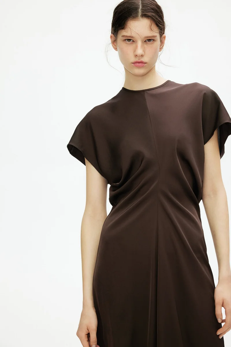 اتش اند ام فستان بتصميم متدرج في الصيق عند الخصر