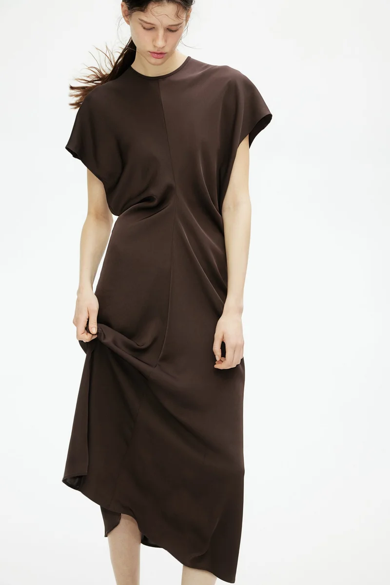 اتش اند ام فستان بتصميم متدرج في الصيق عند الخصر