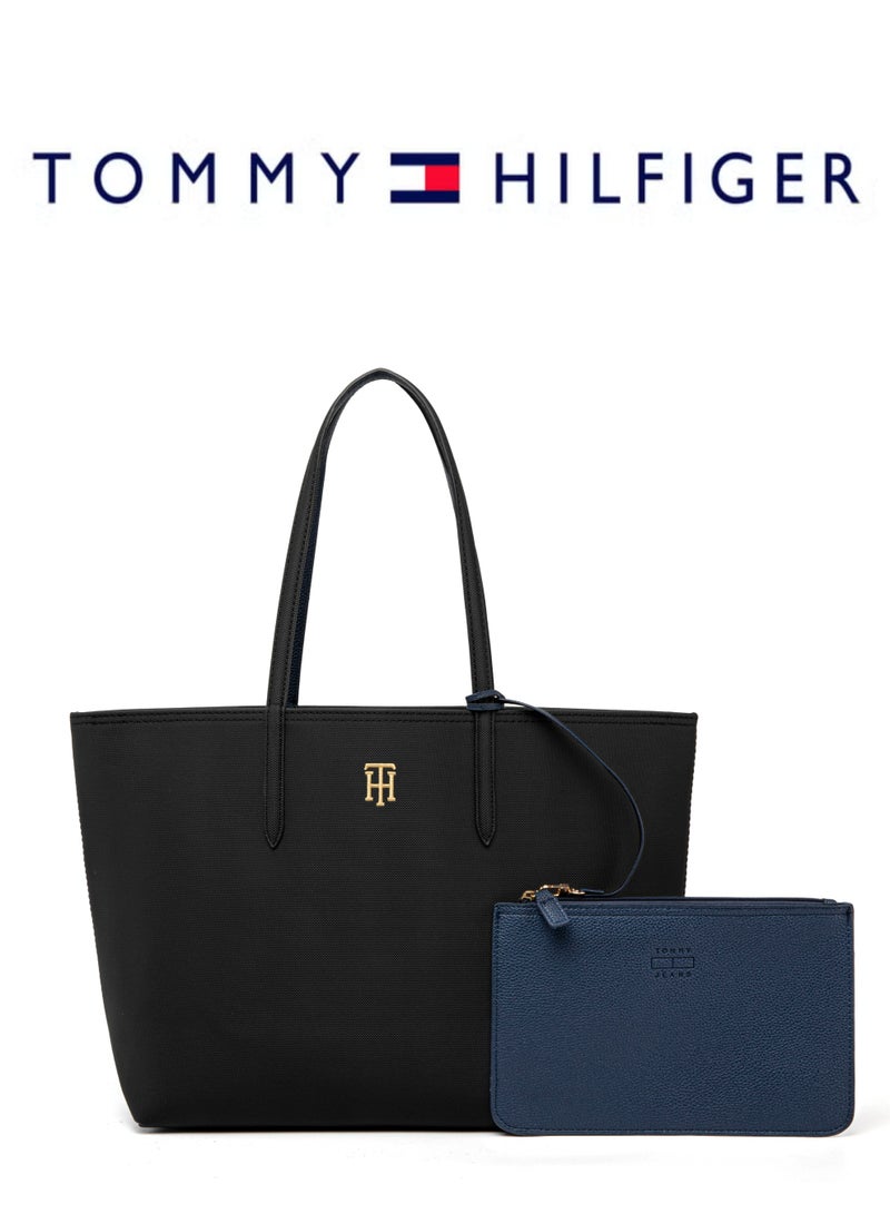 Hilfiger Denim شنطة نسائية من تومي هيلفيغر بوجهين وبلونين بسعة كبيرة، شنطة كتعلق على الكتف وشنطة كروس بودي، بالأسود والأزرق - Image 1