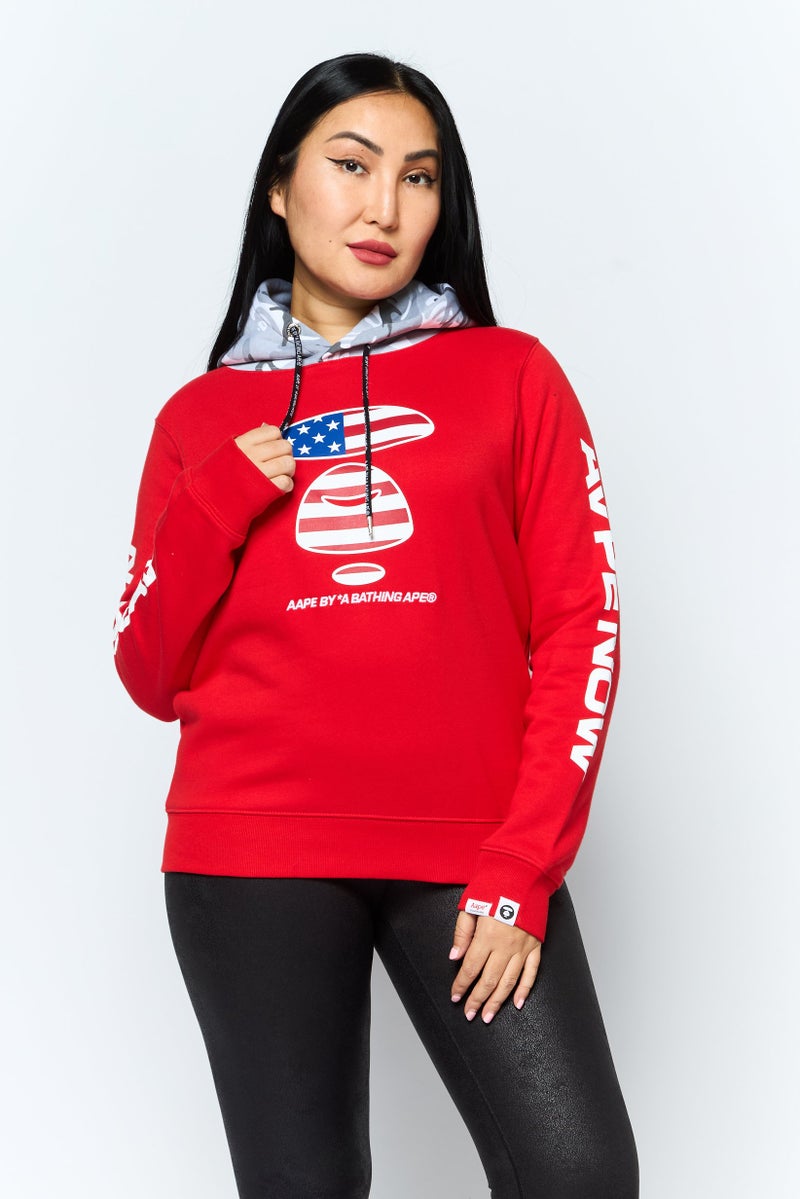Aape By A Bathing Ape سويت شيرت نسائي برسومات بأكمام طويلة مع غطاء رأس، أحمر - Image 1