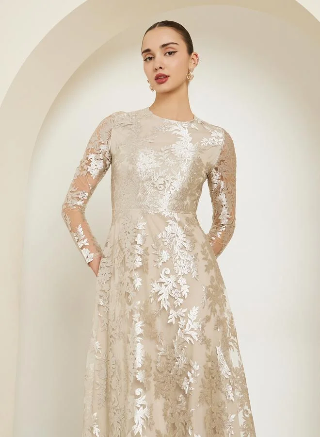 ستايلي فستان طويل بحافة واسعة بأكمام طويلة ودانتيل بالكامل