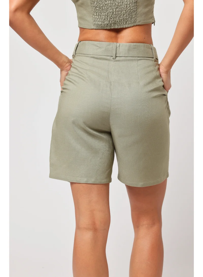 أشيتا فرنانديز شورتات بقصة مريحة ومفصلة بطول منتصف الفخذ