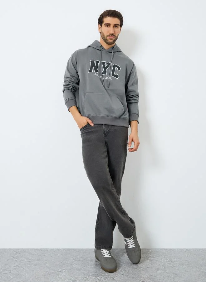 ستايلي هودي فليس بقصة مريحة وتفاصيل مُطرّزة