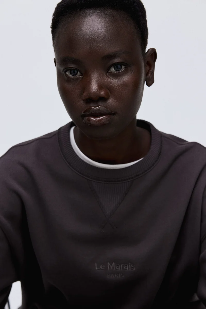 اتش اند ام سويت شيرت مزين بتطريز عبارة