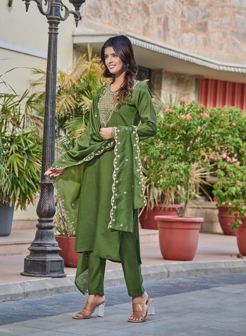 Women Chanderi Green Kurta with Pant and heavy embroidery Dupatta Set  - Image 3