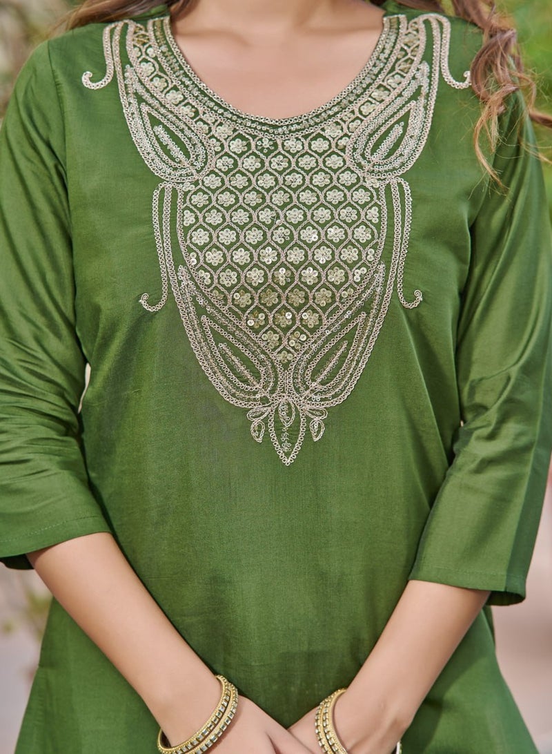 Women Chanderi Green Kurta with Pant and heavy embroidery Dupatta Set  - Image 4