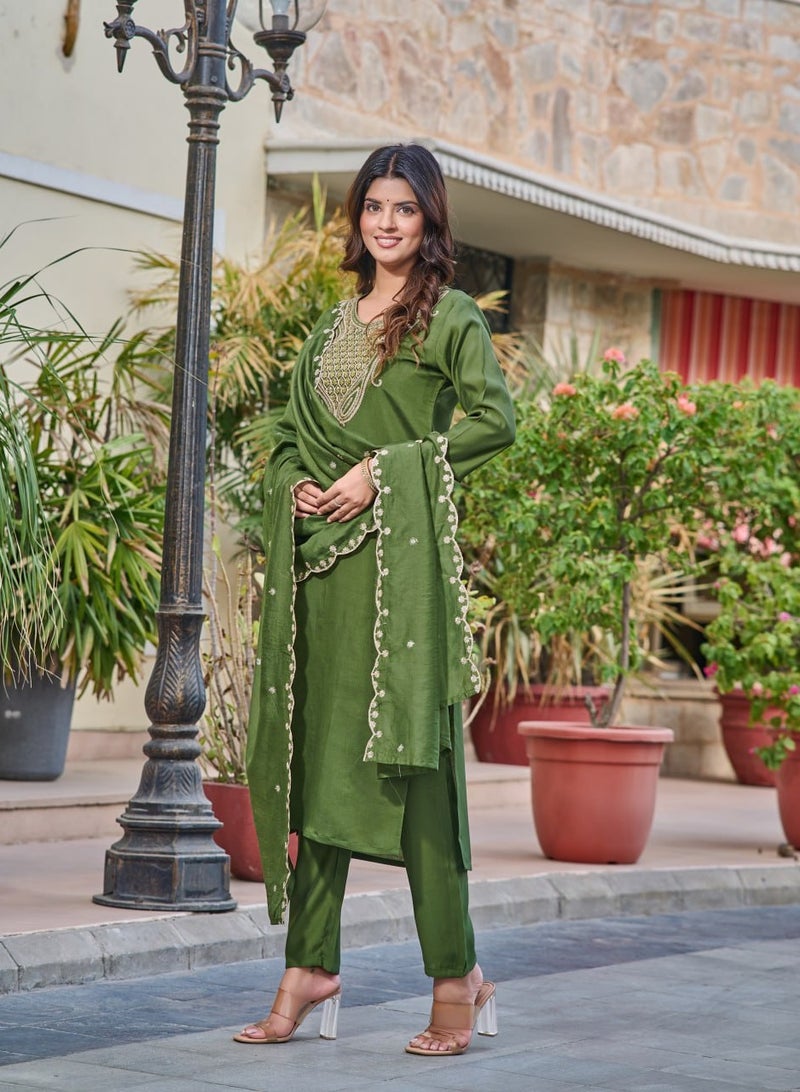 Women Chanderi Green Kurta with Pant and heavy embroidery Dupatta Set  - Image 5