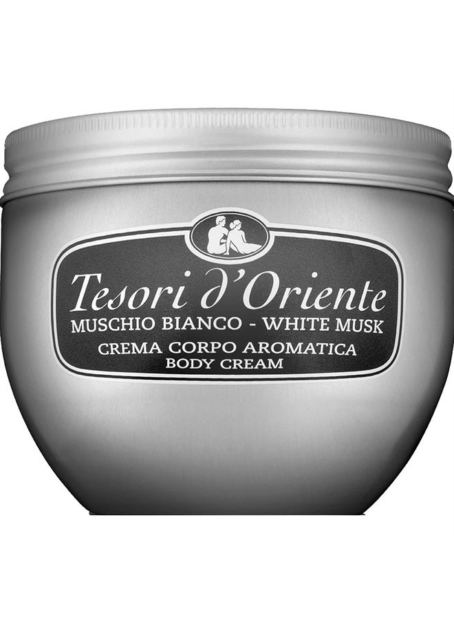 Tesori d'Oriente كريم الجسم للنساء، كريم مرطب، كريم جسم نسائي، مكونات أساسية للعناية بالجسم والبشرة، برائحة المسك الأبيض - 10.1 أونصة سائلة [صنع في إيطاليا] - (المسك الأبيض) - Image 1