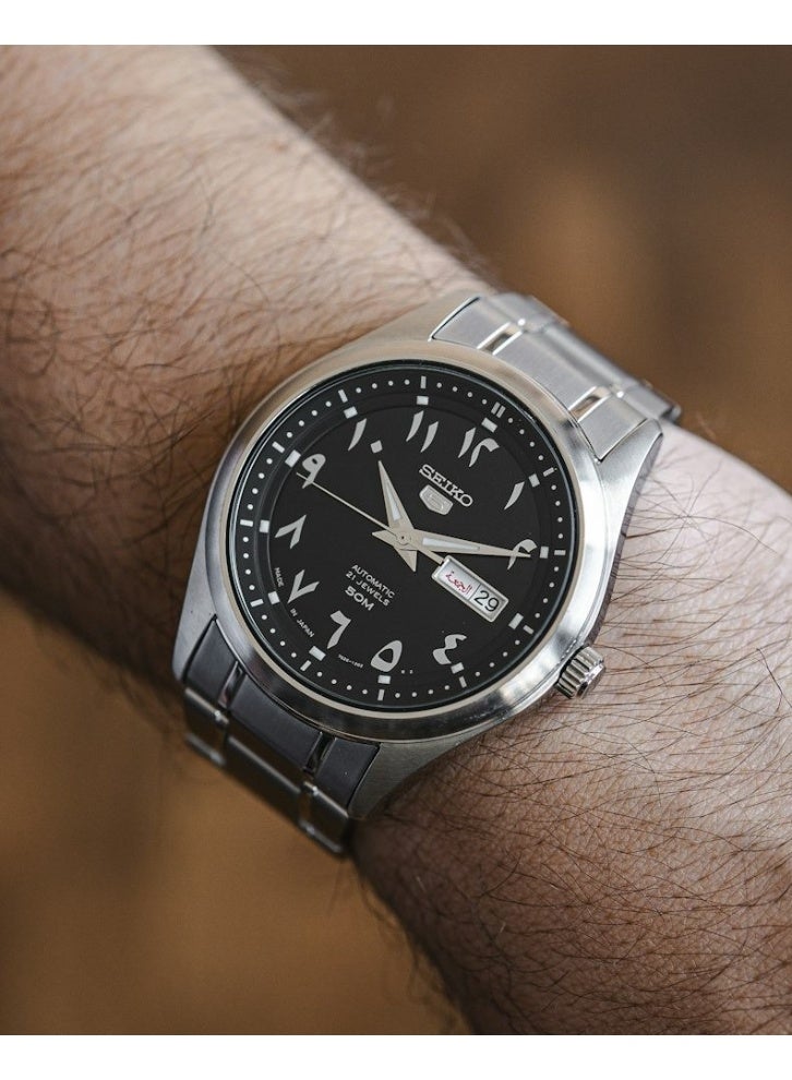 Seiko 5 ساعة يد أوتوماتيكية تناظرية للرجال Seiko 5 SNKP21J1، 42 مم بقرص أسود، علبة وسوار من الفولاذ المقاوم للصدأ، مقاومة للماء حتى 50م - Image 5