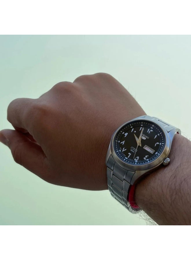 Seiko 5 ساعة يد أوتوماتيكية تناظرية للرجال Seiko 5 SNKP21J1، 42 مم بقرص أسود، علبة وسوار من الفولاذ المقاوم للصدأ، مقاومة للماء حتى 50م - Image 2