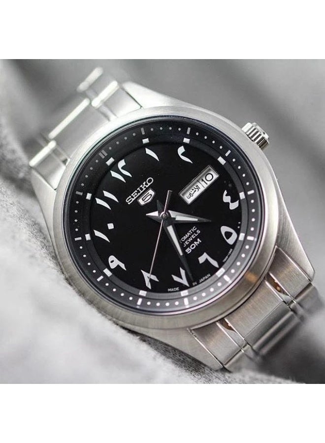 Seiko 5 ساعة يد أوتوماتيكية تناظرية للرجال Seiko 5 SNKP21J1، 42 مم بقرص أسود، علبة وسوار من الفولاذ المقاوم للصدأ، مقاومة للماء حتى 50م - Image 4