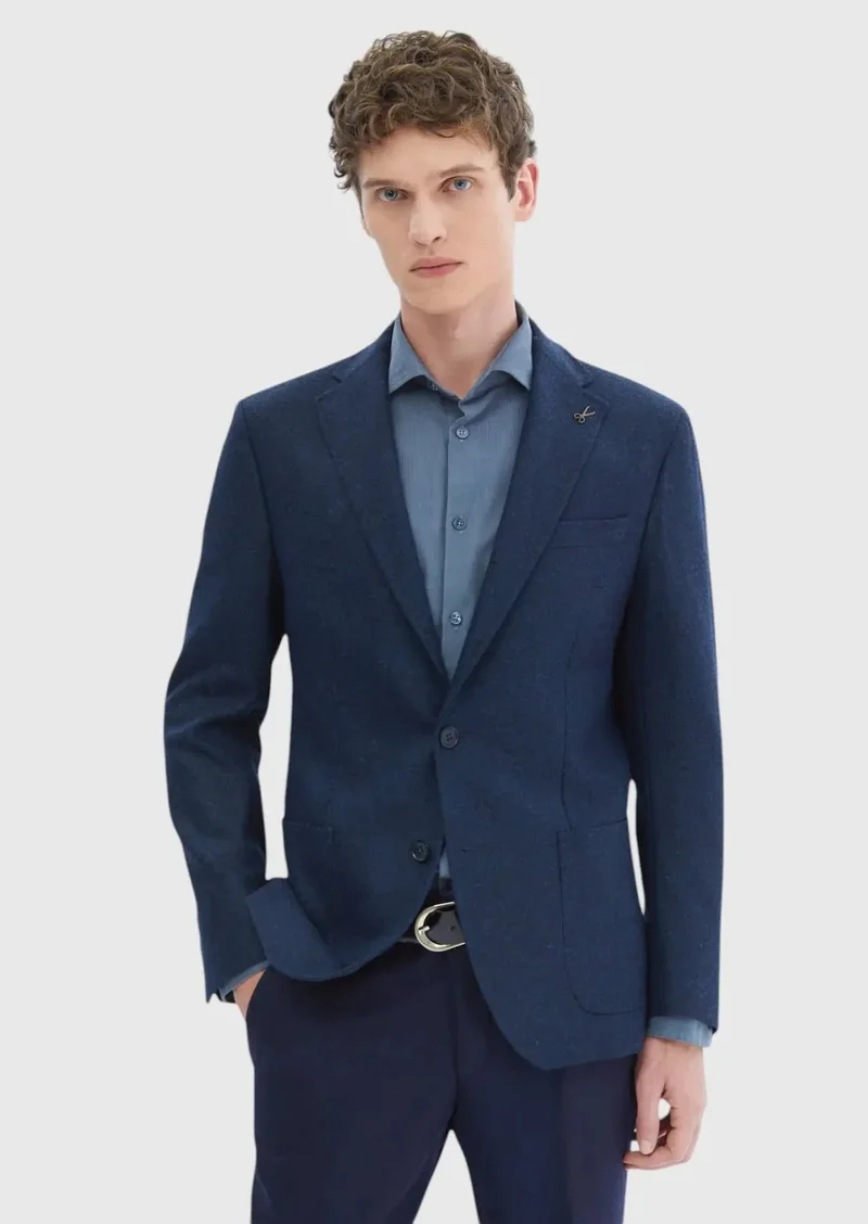 رامسي قميص أزرق داكن سادة بقصة ضيقة عند الكتفين، مصنوع من الصوف بنسبة 100%