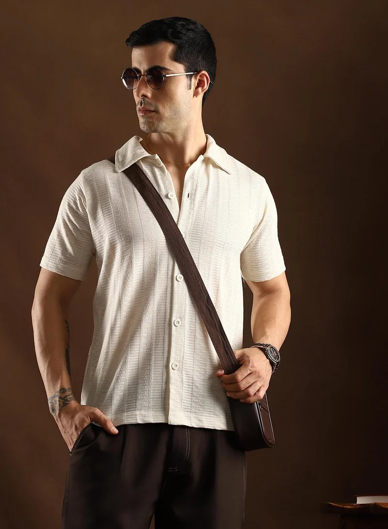 Campus Sutra Campus Sutra Men's Off-White Dash-Ribbed Knit Polo Shirt For Casual Wear | Mid-Rise | Regular Fit | Button Closure | Shirt Crafted With Comfort Fit For Everyday Wear