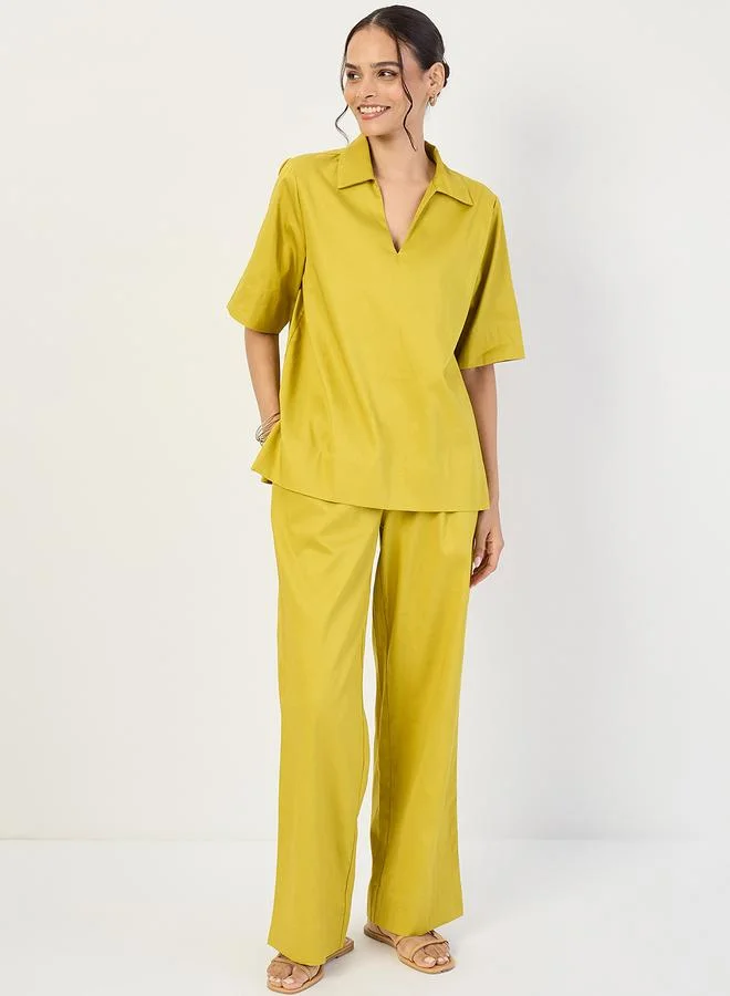 فيميلا طقم منسق من بلوزة بياقة مفتوحة وبنطال