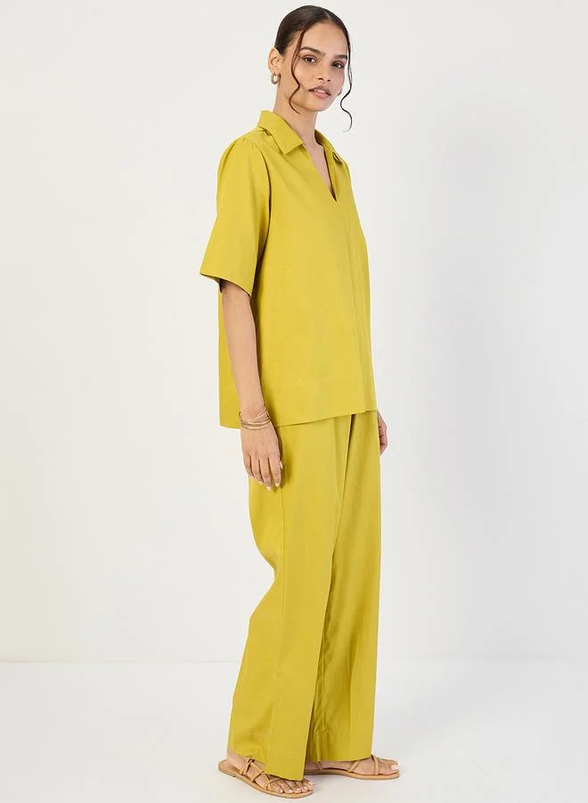 فيميلا طقم منسق من بلوزة بياقة مفتوحة وبنطال