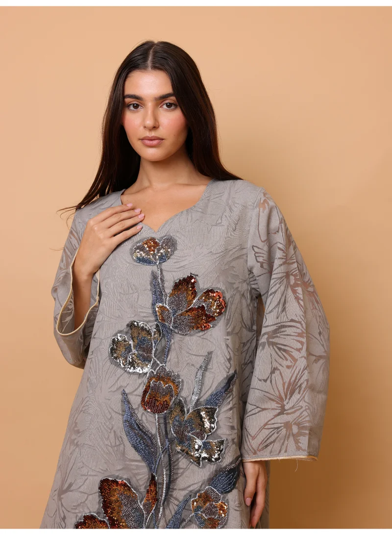 اكسا جلابية أنيقة مزينة بالترتر والزهور