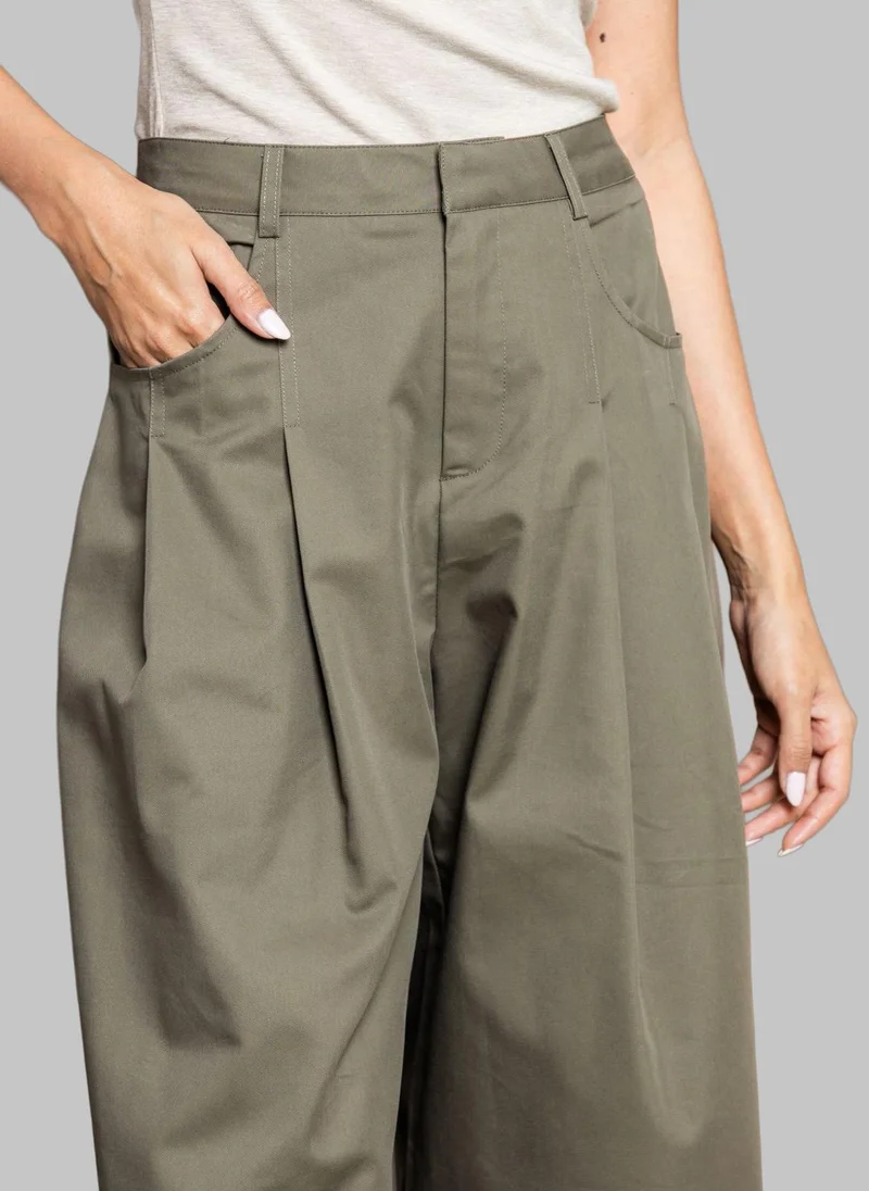 بوند بنطال واسع بخصر مرتفع باللون الأخضر العسكري
