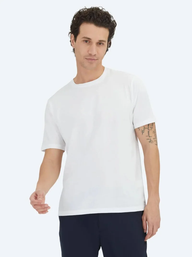 كيب تيشيرت أبيض سادة برقبة دائرية مصنوع من القطن بنسبة 100%