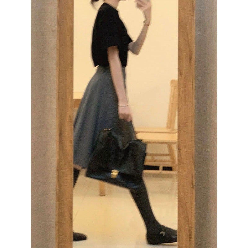 Suit Skirt Summer French Design Summer New Retro Elegant Black T-Shirt Pleated Skirt Two-Piece Set - Image 4
