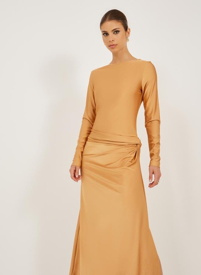 ستايلي فستان ساتان بتفاصيل ملتفة - Image 3