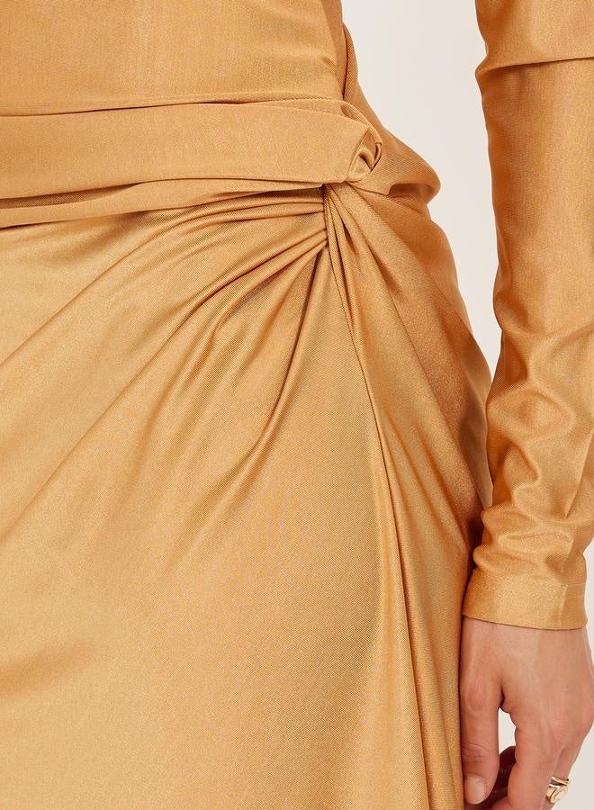 ستايلي فستان ساتان بتفاصيل ملتفة - Image 4