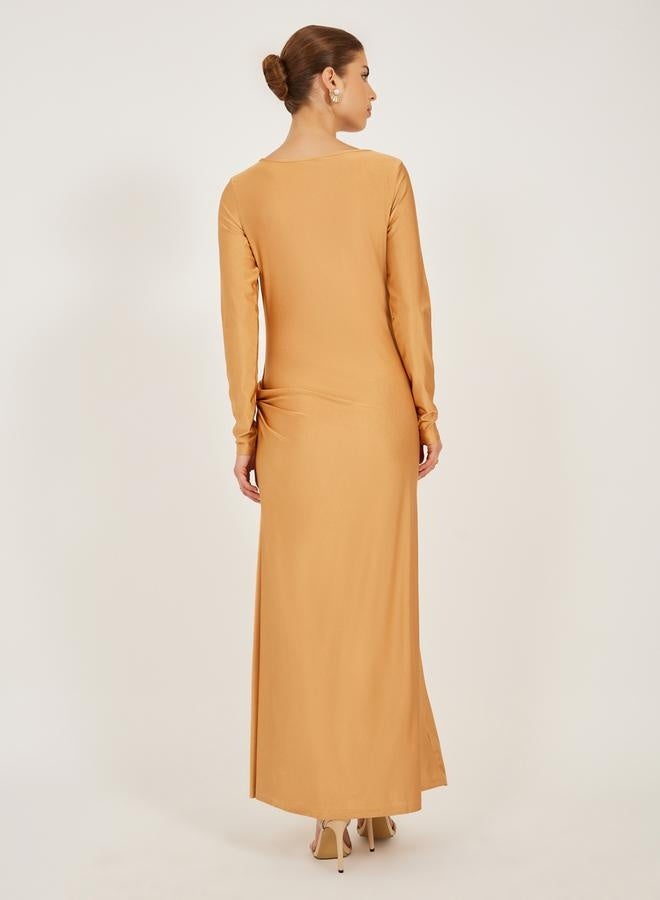 ستايلي فستان ساتان بتفاصيل ملتفة - Image 5