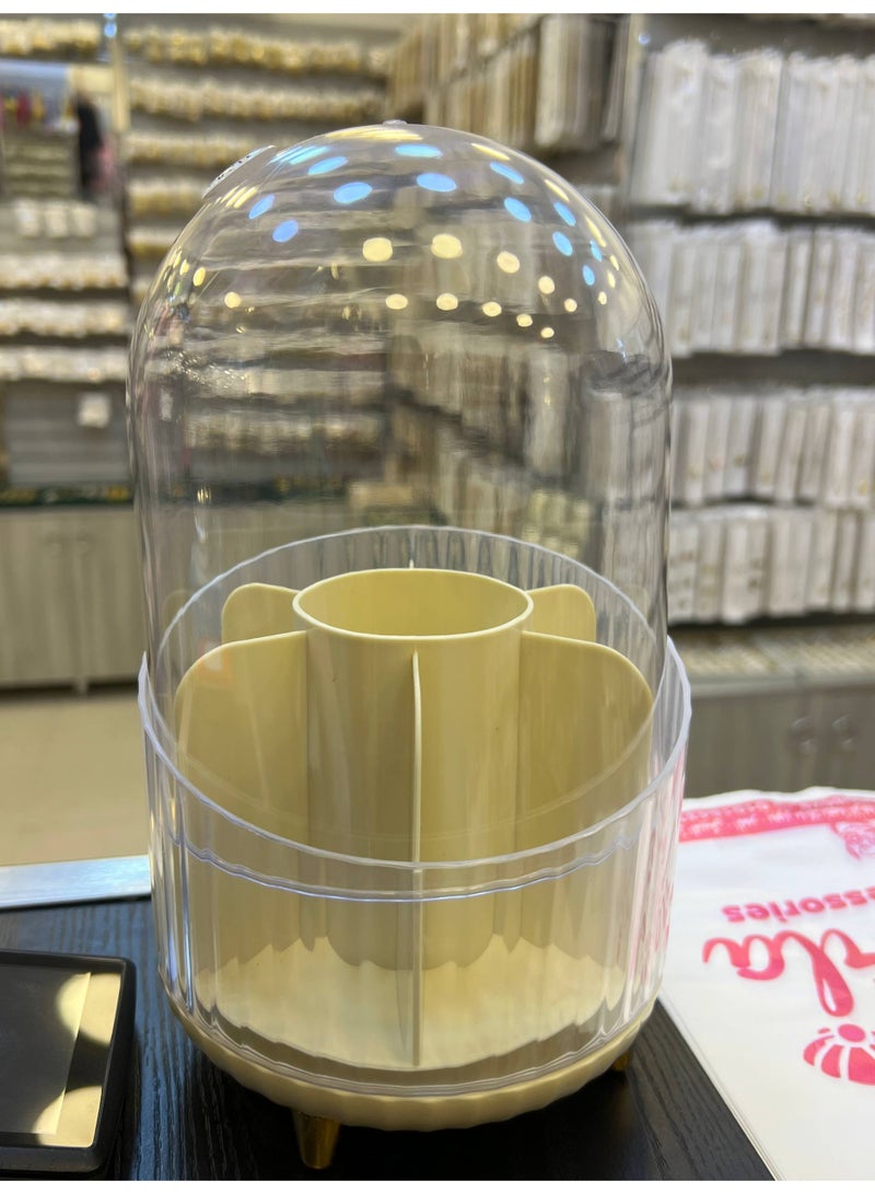 تُظهر الصورة حامل فرش مكياج دوارًا بزاوية 360 درجة بغطاء شفاف مقاوم للغبار. صُمم هذا المنظم لتخزين مستحضرات التجميل المتنوعة، مثل الفرش، وأقلام تحديد العيون، وأحمر الشفاه، بكفاءة. - Image 3