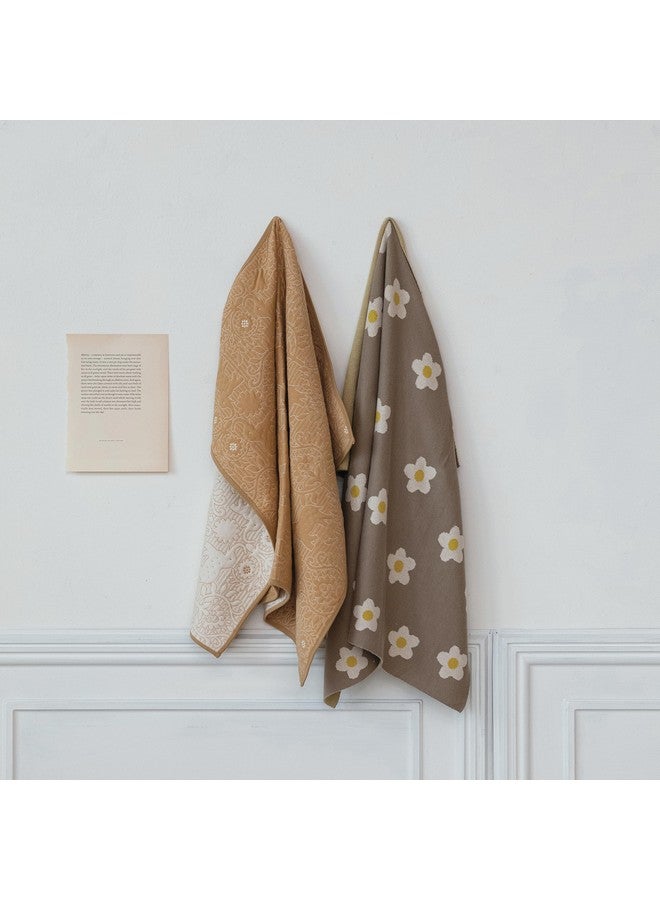 Creative Co-op بطانية أطفال محبوكة من القطن من كرياتيف كوبر مزينة بالزهور، بني وأبيض - Image 3