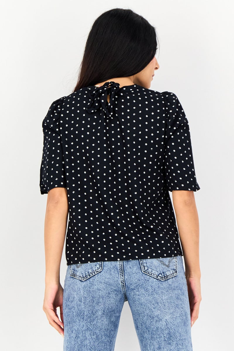 Levi's بلوزة نسائية بأكمام قصيرة ورباط عنق بنقاط متعددة الألوان - Image 3