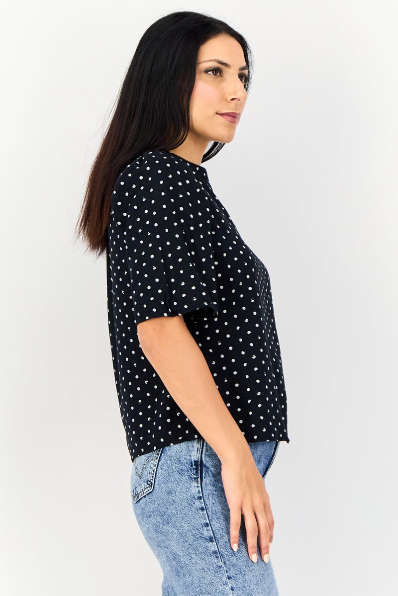 Levi's بلوزة نسائية بأكمام قصيرة ورباط عنق بنقاط متعددة الألوان - Image 4